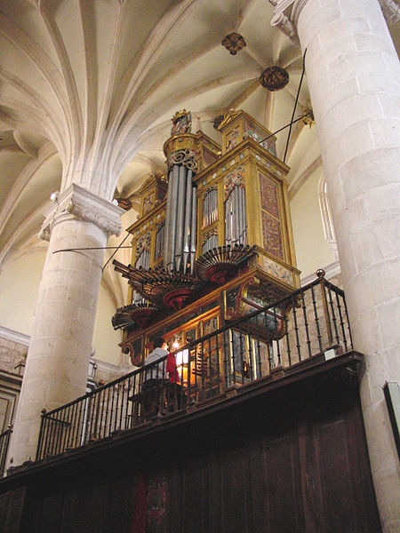 Image of a pipe organ
